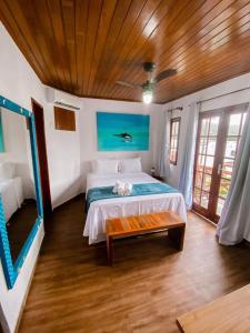 1 dormitorio con cama y techo de madera en Pousada do Canto en Abraão