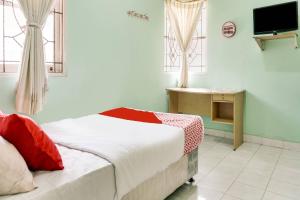 OYO 90204 Surya Inn Syariah tesisinde bir odada yatak veya yataklar