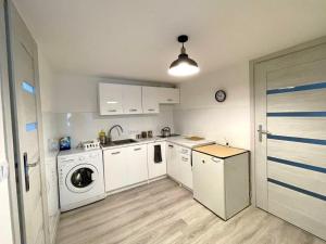 Kuchyňa alebo kuchynka v ubytovaní B&J Apartament Międzyzdroje