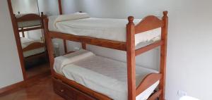 - 2 lits superposés dans une chambre avec un miroir dans l'établissement Hermoso departamento a 30 metros de paseo Balcarce, à Salta