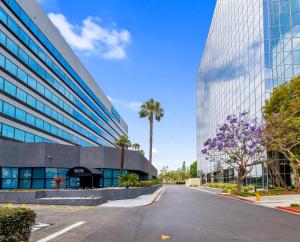 una calle vacía delante de un edificio alto en Hotel Huntington Beach, en Huntington Beach