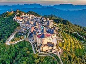 une vue aérienne d'un château sur une colline dans l'établissement Cuong Thinh Homestay, à Hội An