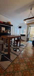 uma sala de estar com uma mesa de madeira e um tapete em Ostello Exclusive Dependance em Palermo