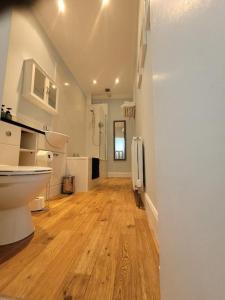 ein Bad mit einem Waschbecken und einem WC in einem Zimmer in der Unterkunft Character cottage in centre of Moffat in Moffat