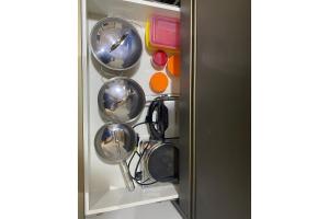 um frigorífico cheio de panelas, frigideiras e utensílios em Studio Flat Suite Completo 519 em Cotia