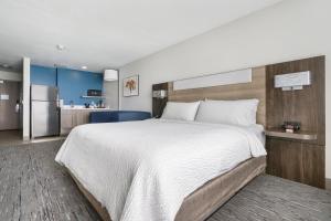 Holiday Inn Express Peru-Lasalle Area, an IHG Hotel tesisinde bir odada yatak veya yataklar