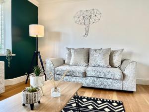 sala de estar con sofá y mesa en Luxury 3 Bed Detached Home In Windsor, en Dorney