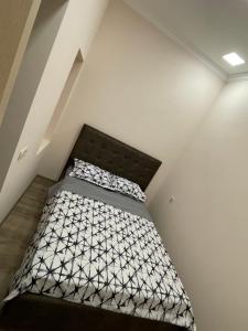 Dormitorio pequeño con cama en el ático en Albus house en Gyumri