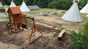 Plac zabaw dla dzieci w obiekcie Glamping Wild Nature Bałtów