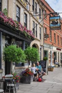 two people sitting in chairs on a city street at The Black Swan Inn in Devizes