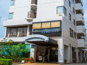 um edifício com uma placa na frente dele em City Hotel Air Port in Prince - Vacation STAY 80750v em Izumi-Sano