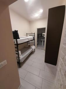 een hal met een kamer met stapelbedden en een badkamer bij Primo Hotel in Catania