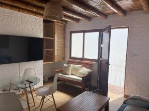 a living room with a couch and a table at Dpto pequeño y acogedor en zona ideal de la Bahía in Paracas