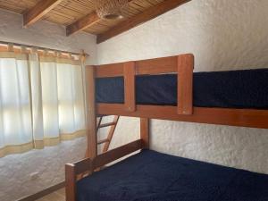 En eller flere køyesenger på et rom på Departamento pequeño 2 BR en zona ideal de Paracas