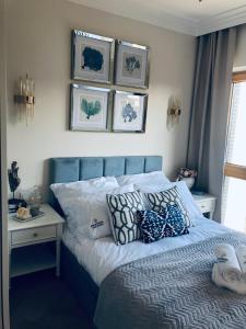 Un dormitorio con una cama con almohadas. en Serce miasta Gdansk apartament, en Gdansk