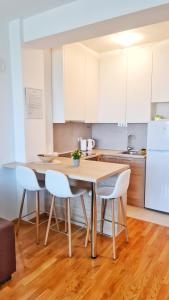 バニャ・ルカにあるApartman Filipovićのキッチンにテーブルと椅子がある