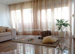 - un salon avec un tapis à l'étage dans l'établissement Apartamento premium luxe céntrico 5 hab 204 m2 a 300 mts mar, à Vinaròs