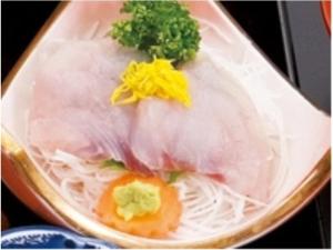 un plato de comida con carne, brócoli y fideos en Tohoku Onsen - Vacation STAY 08516v en Towada