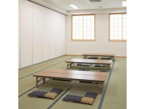 dwa stoły w pokoju z oknami w obiekcie Tohoku Onsen - Vacation STAY 08516v w mieście Towada