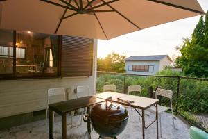 patio con tavolo e ombrellone di Awaji Aqua Marine Resort Building No, 3 - Vacation STAY 09371v ad Awaji