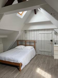 コンカルノーにあるYvana au cœur de la ville closeのベッドルーム1室(屋根裏部屋に大型ベッド1台付)