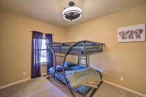 Postel nebo postele na pokoji v ubytování Waterfront Lake Eufaula Home Multi-Level Balcony