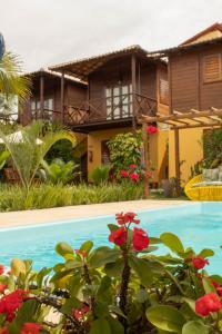 une maison et une piscine en face d'une maison dans l'établissement Pousada Dunas do Icarai, à Icaraí