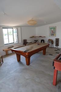una grande stanza con un tavolo da biliardo di Moradia de férias Casa do Chorão - Montargil a Montargil