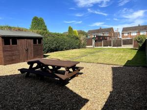 a picnic table sitting in the middle of a yard at Delightful 2 bed detached home with secure parking in Huntington