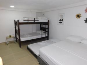 1 dormitorio con 2 literas en una habitación en El Velero Apartamentos By DANP, en Santa Marta