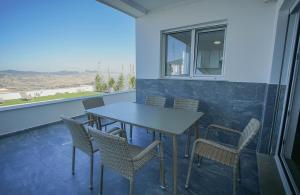 una mesa y sillas en un balcón con ventana en Villa Tanger en Tánger