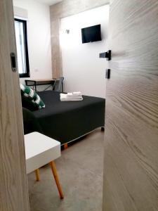 Habitación con cama, mesa y puerta en ANDIRIVIENI☆LECCE ☆CASA VACANZE LECCE, en Lecce