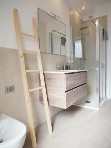- une salle de bains avec une échelle à côté d'un lavabo et d'un miroir dans l'établissement Ristoro 5 - Splendido 100 mq, nuovo e luminoso, à Preganziol