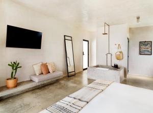 Postel nebo postele na pokoji v ubytování Drift San Jose del Cabo, a Member of Design Hotels