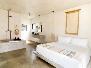 Postel nebo postele na pokoji v ubytování Drift San Jose del Cabo, a Member of Design Hotels