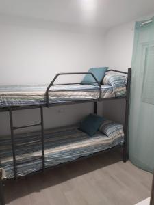 ein paar Etagenbetten in einem Zimmer in der Unterkunft Villa Romadian in Chiclana de la Frontera