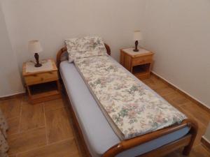 Bett in einem Zimmer mit zwei Nachttischen in der Unterkunft Farm House in Kyrenia