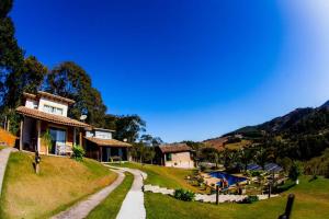 a house on a hill with a path leading to it at Chalé vista incrível Monte Alegre Village in Monte Alegre do Sul