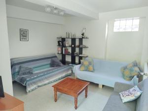 uma sala de estar com um sofá e uma mesa de centro em Gite les Glycines em Llupia