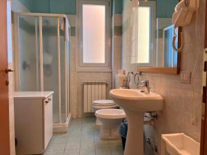 コモにあるAppartamenti La Chiocciola Como - Lipomoのバスルーム(洗面台、トイレ、シャワー付)