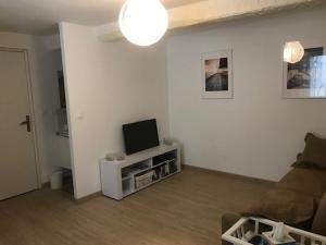 Μια τηλεόραση ή/και κέντρο ψυχαγωγίας στο Chambre cosy 25m2