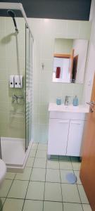 baño blanco con ducha y lavamanos en Get Cozy, en Oporto