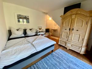 Un dormitorio con una gran cama blanca y una alfombra azul en Ferienhaus Sonnleiten en Walchsee