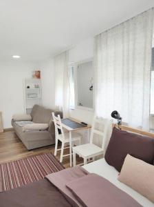 - un salon avec un canapé et une table dans l'établissement Aria Plitvice, aux lacs de Plitvice
