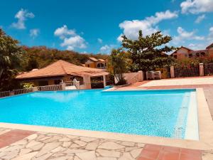 בריכת השחייה שנמצאת ב-Superbe studio de standing à 800m de la mer des Caraïbes le hameau de beauregard sainte anne או באזור