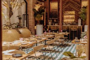 un restaurant avec des tables et des chaises ainsi qu'un bar dans l'établissement Amarla Boutique Hotel Casco Viejo, à Panama City