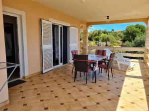 a patio with a table and chairs on a balcony at Angel in Lun