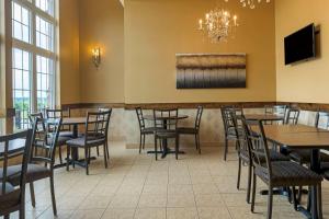 a dining room with tables, chairs, and tables in it at Best Western Plus Grand-Sault Hotel & Suites in Grand Falls