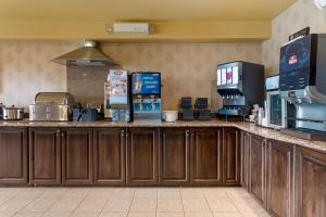 Kuchyň nebo kuchyňský kout v ubytování Best Western Plus Grand-Sault Hotel & Suites