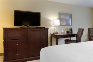 TV a/nebo společenská místnost v ubytování Best Western Plus Grand-Sault Hotel & Suites
